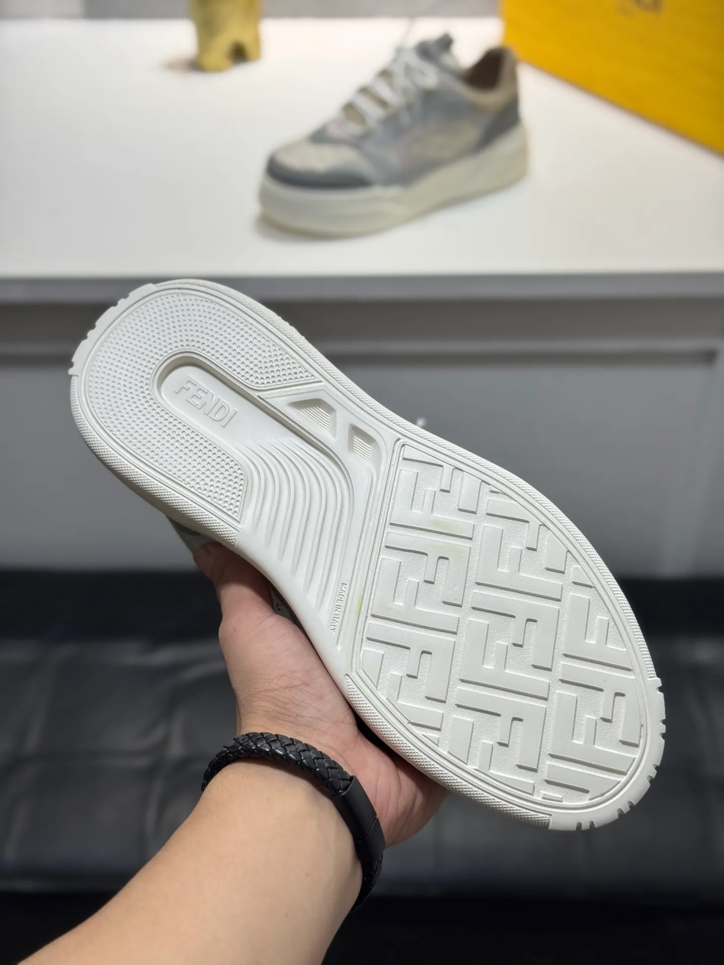 Men's men's shoes 💰560 [New style] 🦥🦥FENDI Fendi high version latest Force series calfskin FF mesh round toe thick sole low-top sports sneakers, these Force lace-up low-top shoes. Made of white full-grain leather and white and brown smooth leather. Padded. Brown FF jacquard and yellow technical fabric details. Lightweight and thick white sole with FF pattern details on the toe and heel ✔️Fabric: Imported first-layer cowhide breathable mesh ✔️Inner lining: Customized breathable mesh ✔️Sole: Open-molded rubber foam material ✔️Sole thickness: 7CM Size: #Men's 38-44 (45 is custom-made and cannot be returned or exchanged